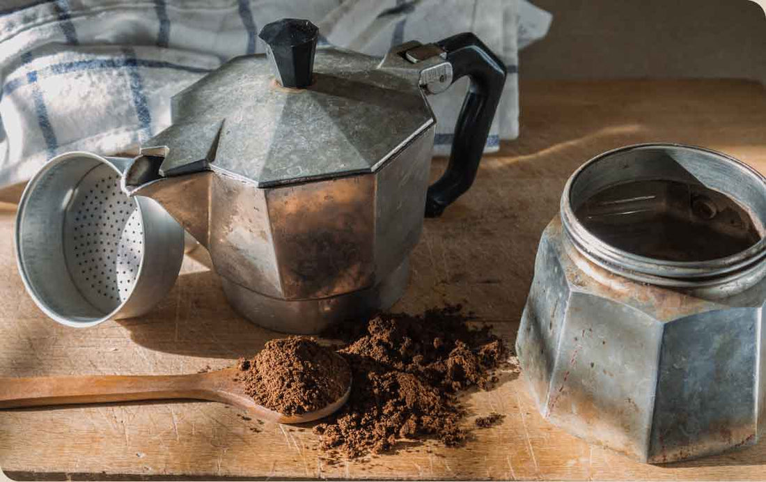 How to clean the coffee pot at home: natural and effective remedies